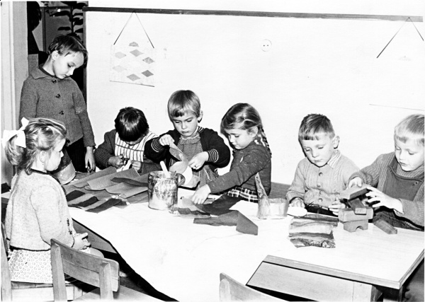 Kindergarten beim Laternen-Basteln-Herbst-1965.jpg