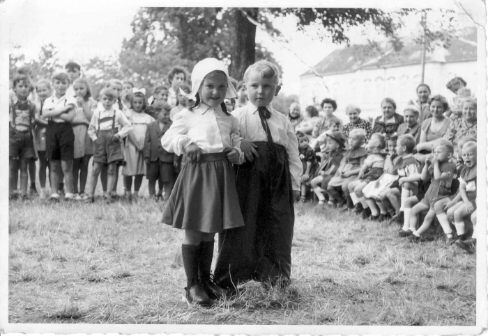 Kindergarten um 1954 Holzschuhtanz Brigitte Halek und Martin Grimling.jpg