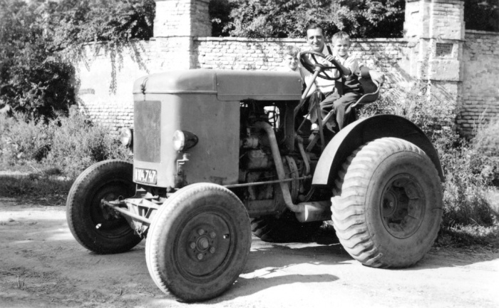 Traktor an Mauer 1936.jpg