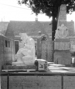 Kriegerdenkmal Renovierung 1956 2.jpg