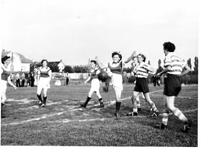 Damenfußball 1953.jpg