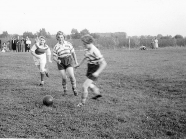 Damenfussball Kirtag 1953 2.jpg