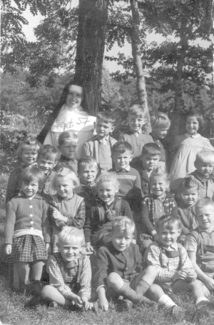 Kindergartengruppenfoto September 1957 S1.jpg