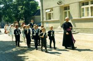 Erstkommunion 1968 Pfarrer Dechant Gendamerie.jpg