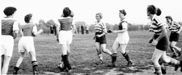 Damenfussball Kirtag 1953 6.jpg