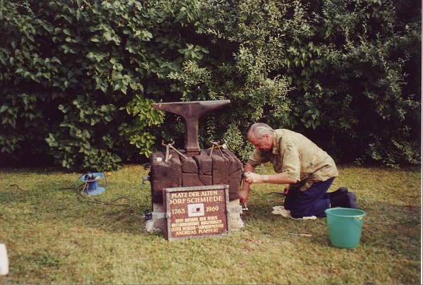 Karl Koller bei der Errichtung des Denkmals