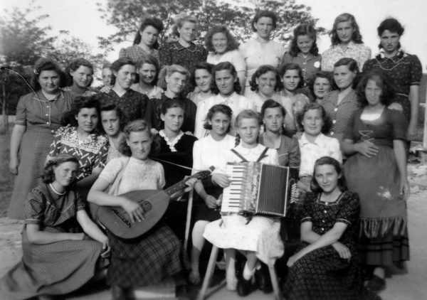 Mädchengruppe Schloss Mai 1951.jpg