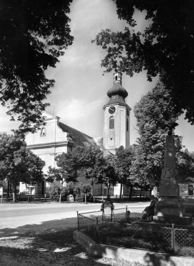 Altes Porsch Denkmal vor Kirche.jpg