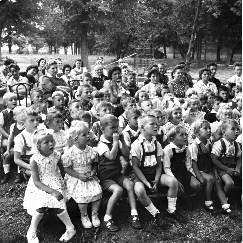 Kasperltheater-im-alten-Kindergarten-1957.jpg