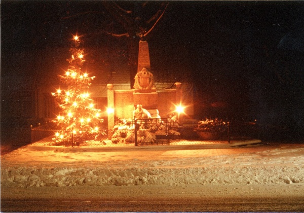 Kriegerdenkmal Weihnachten.jpg