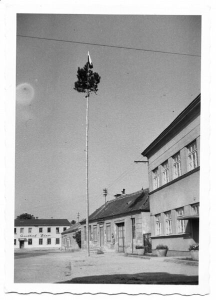 Datei:Hauptplatz mit Maibaum in den 1960ern.jpg