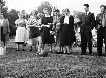 Damenfußball 1953-2.jpg