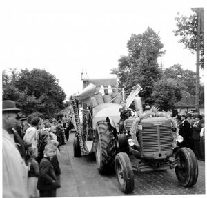 Erntedankfest-mit-Claas-Drescher-1952.jpg