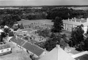 Schloss Schlosspark Hungerturm 1950er.jpg