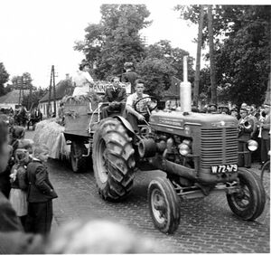 Erntedank-Bild5 Wagen aus Mannsdorf.jpg