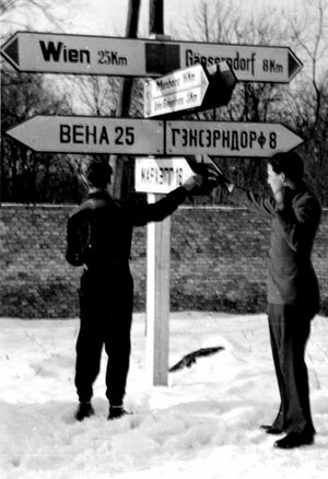 Starßenschilder Kreuzung Untersiebenbrunnerstraße Gänserndorferstraße 1953.jpg
