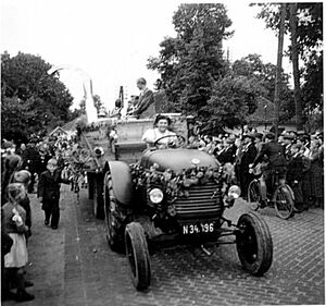 Erntedank-Bild6 Wagen mit 26er-Steyr.jpg