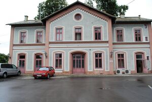 DSC 3096-Bahnhof-Siebenbrunn-Leopoldsdorf-Pakrkplatz2011.jpg