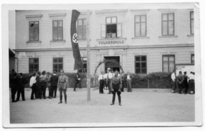 SA vor der Volksschule.gif