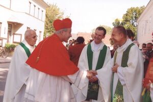 S.E.Kard.Dr. Christoph Schönborn Pfarrer Robert Rys Pfarrer Herbert Schedl 2008.jpg