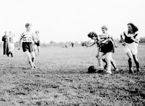 Damenfussball Kirtag 1953 4.jpg