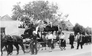 Schwarze Braut Begräbnis Walter Zaza 30 Juni 1956.jpg
